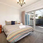 Gorgeous Alma St Villa