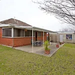 Red Brick Beauty - Central Cottage