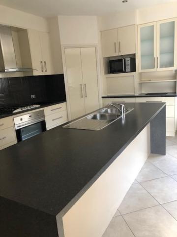 Executive 3br Townhouse 50m To Dean Street Apartment Albury