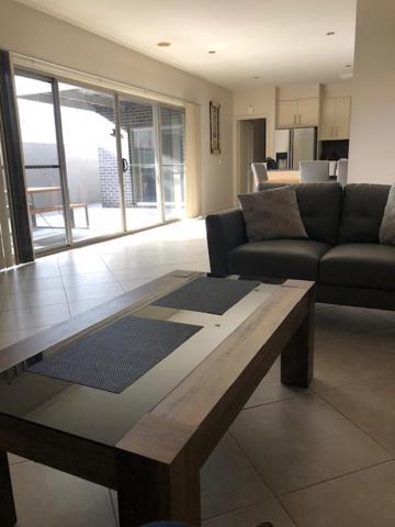 Executive 3br Townhouse 50m To Dean Street Apartment *