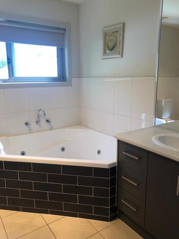 Executive 4br Townhouse Albury