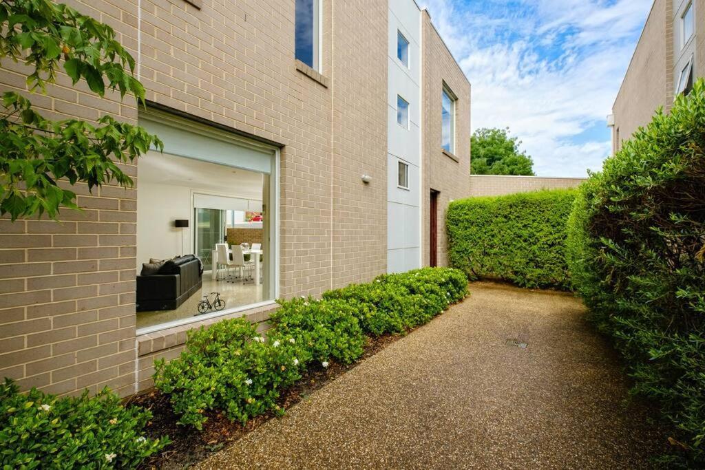 Splendour On Sackville * Albury