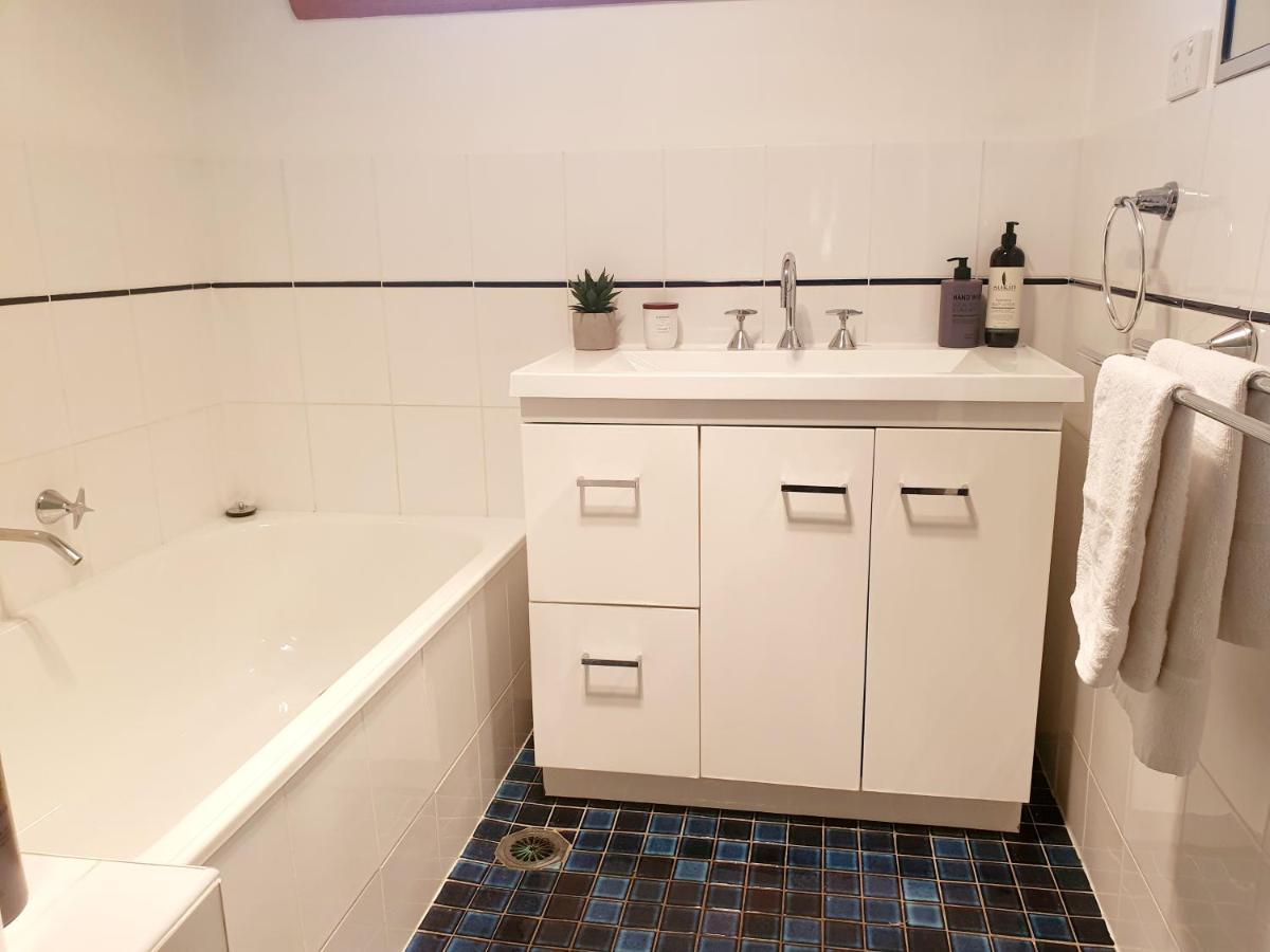 Olive Street Apartment *