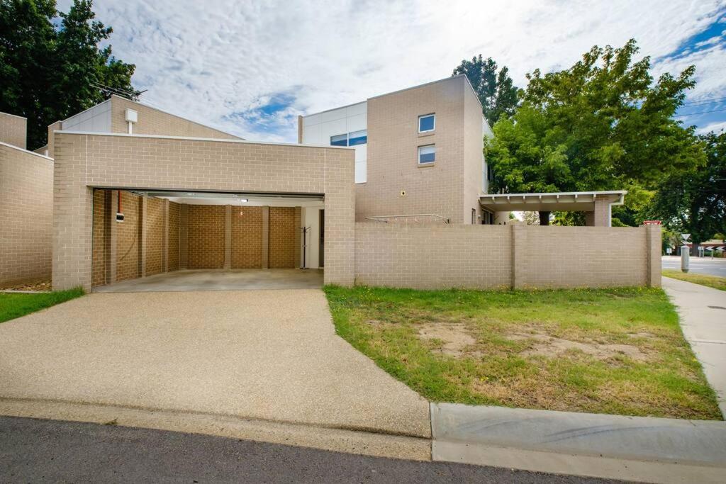 Splendour On Sackville Holiday home Albury