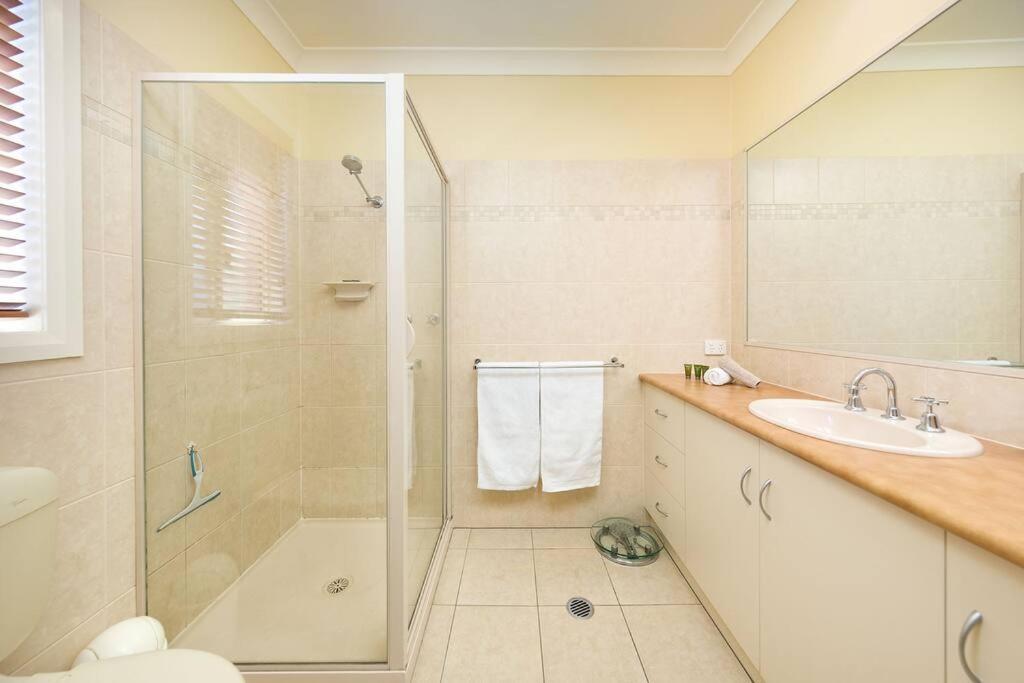 'nathan Ave Villa' * Albury