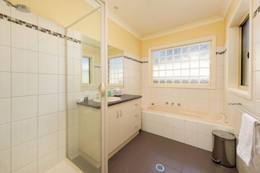 'nathan Ave Villa' * Albury
