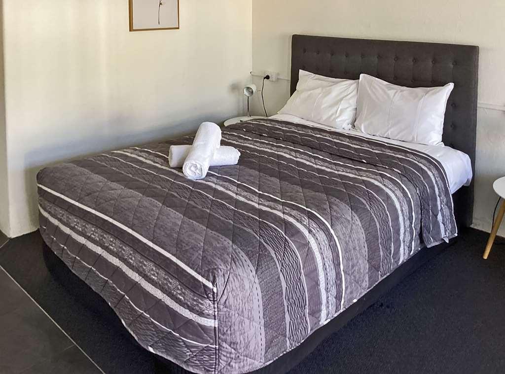 Commodore Motor Inn Hotel