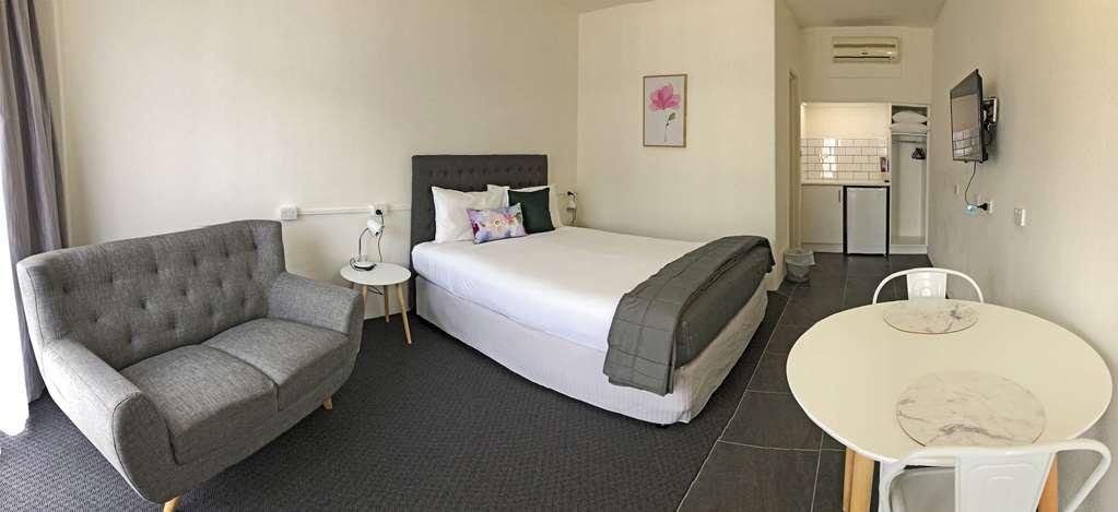 Commodore Motor Inn 3*