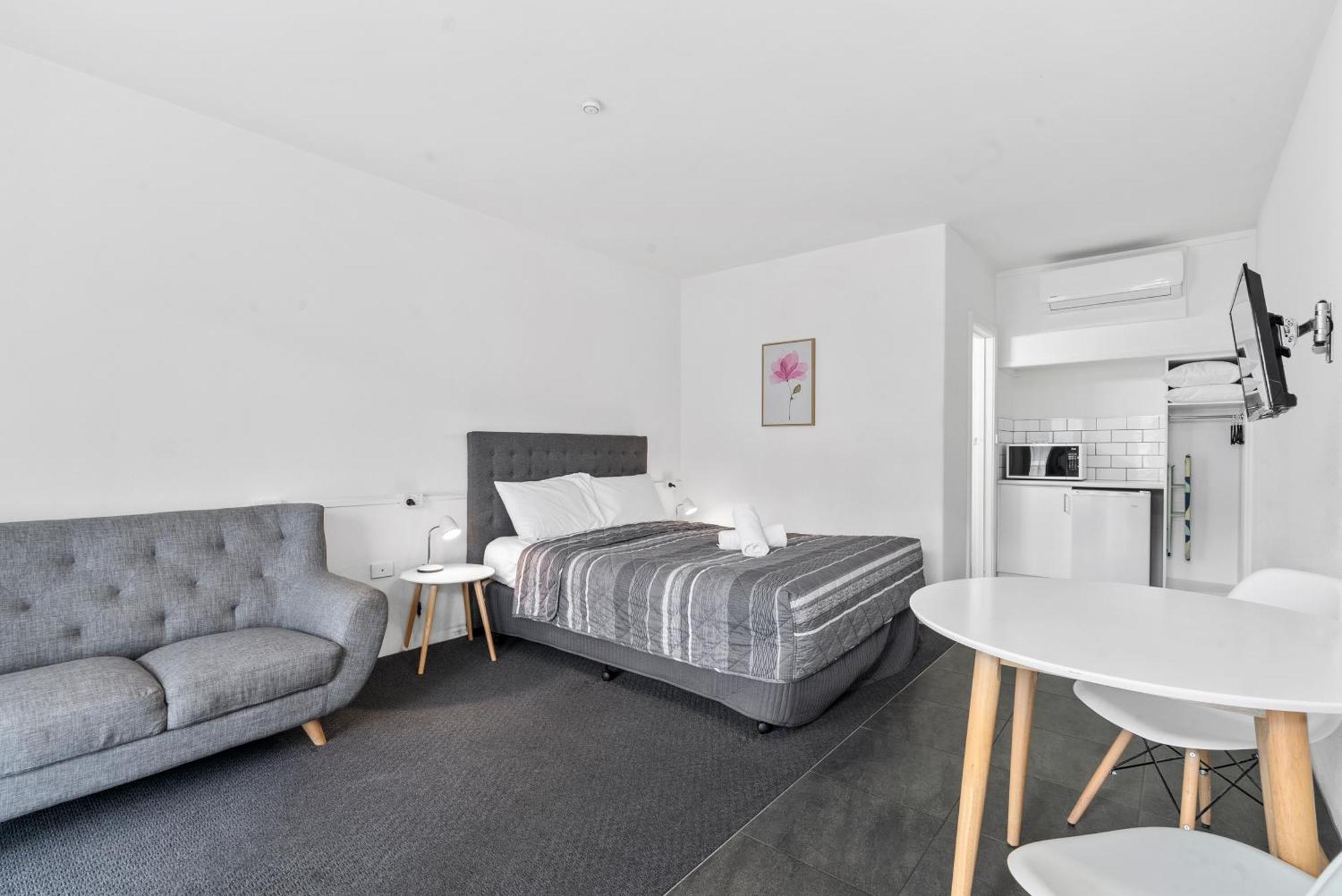 Commodore Motor Inn Hotel 3*