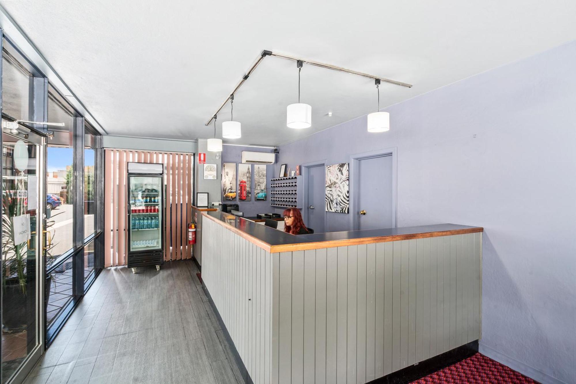 Commodore Motor Inn 3*