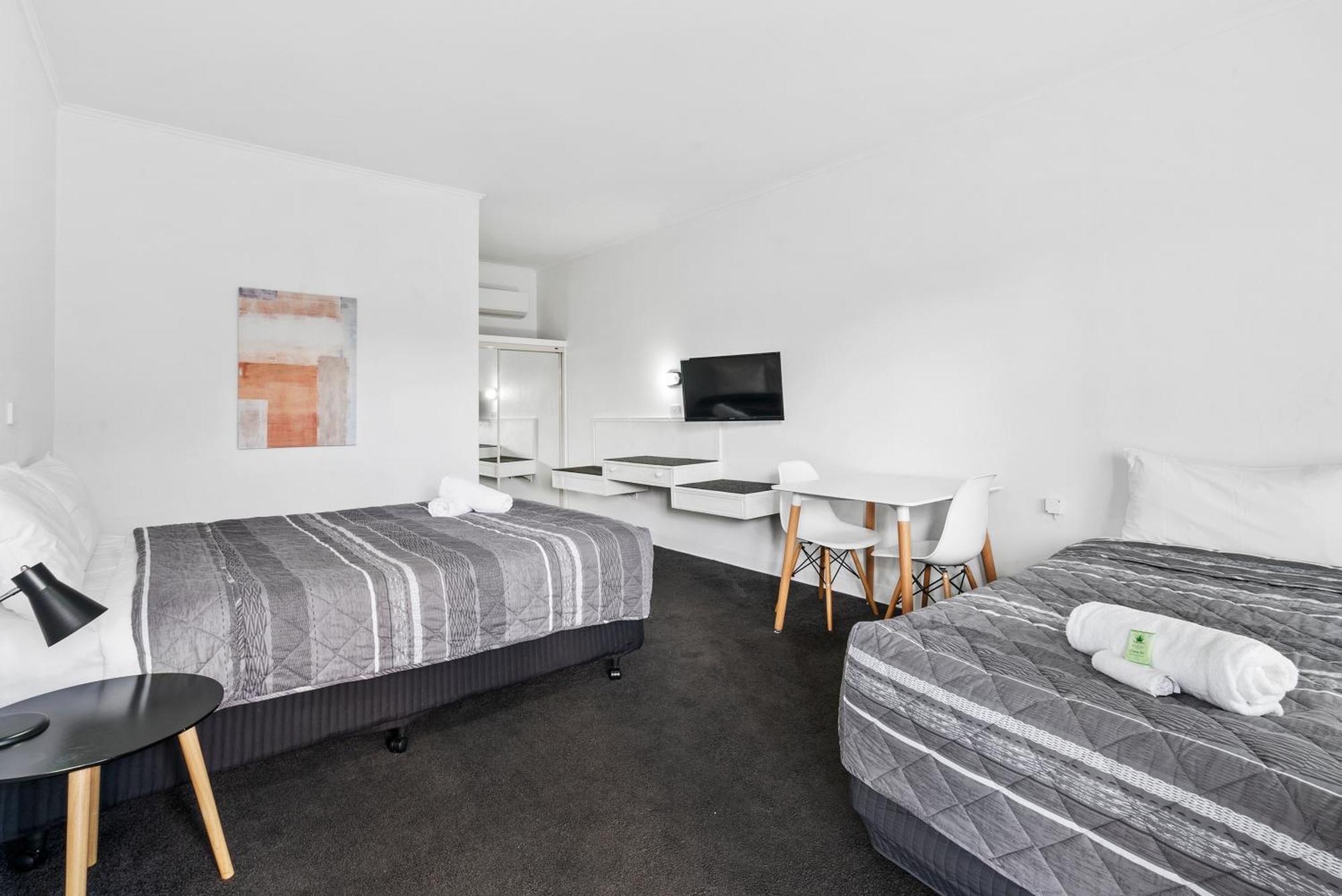 Commodore Motor Inn 3*