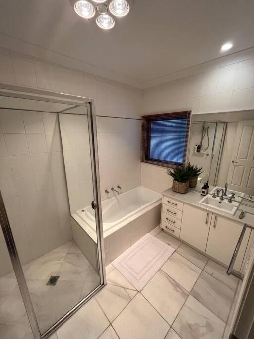 Grand Retreat In Town Holiday home Albury