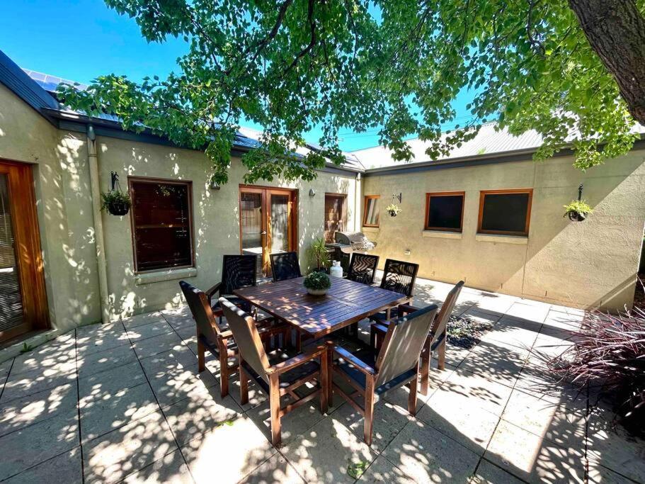 Grand Retreat In Town * Albury