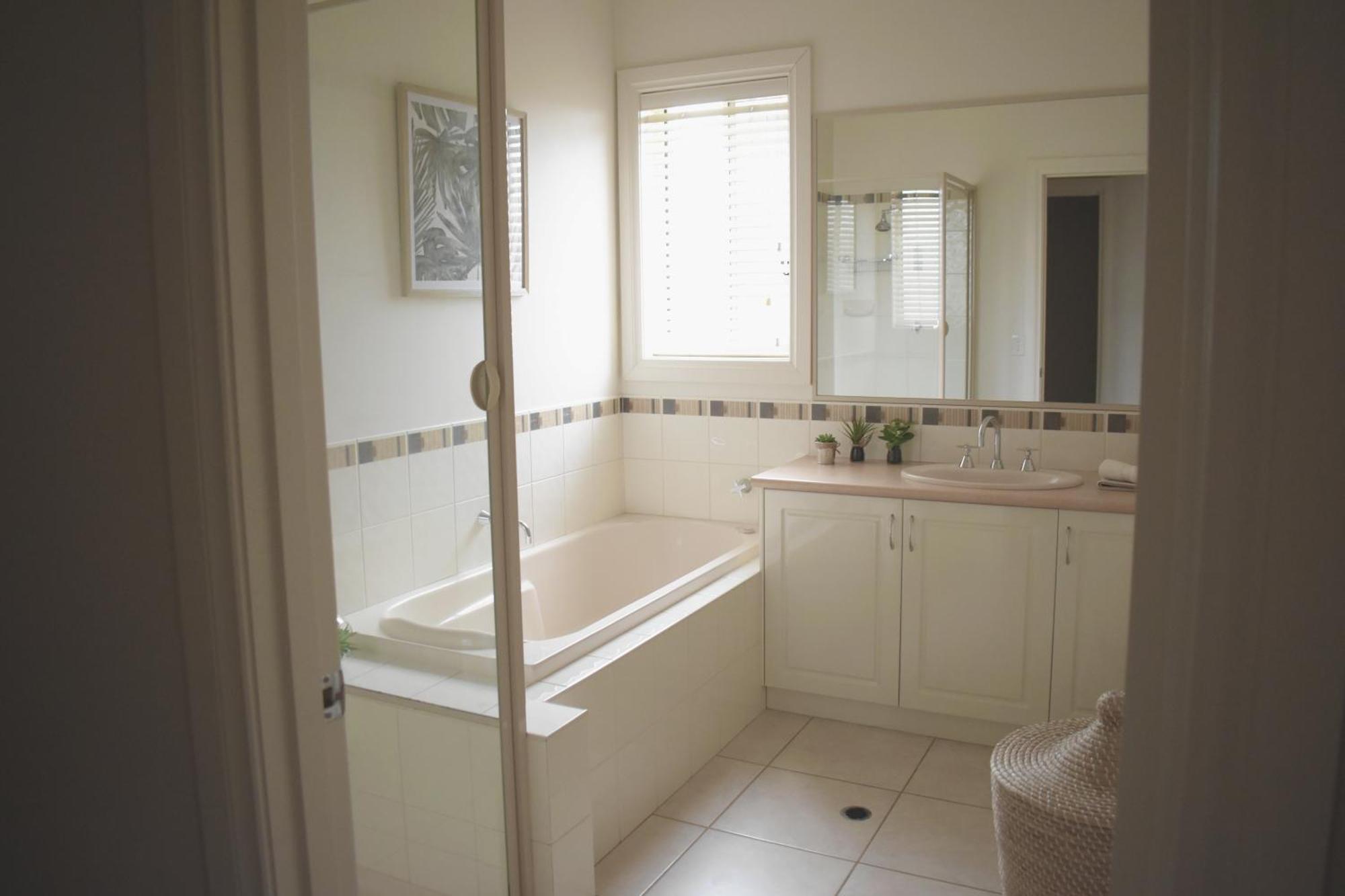 Sophisticated Elegance At The Gardens Holiday home Albury