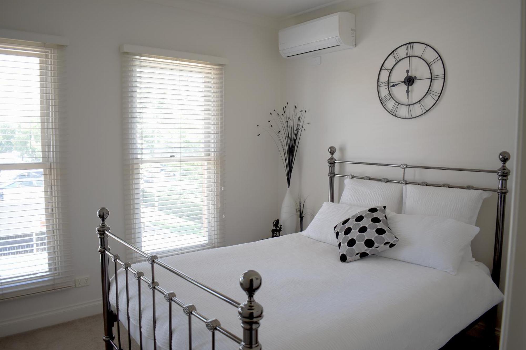 Sophisticated Elegance At The Gardens Holiday home Albury