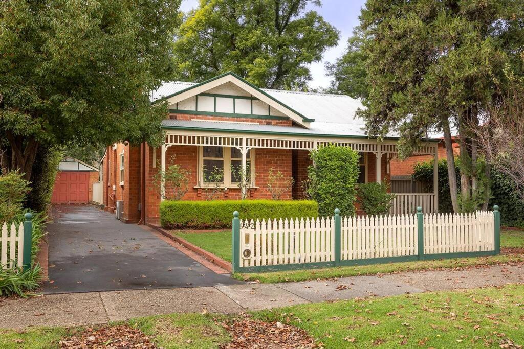 Holiday home White Rabbit On Jones- Sophistication Albury
