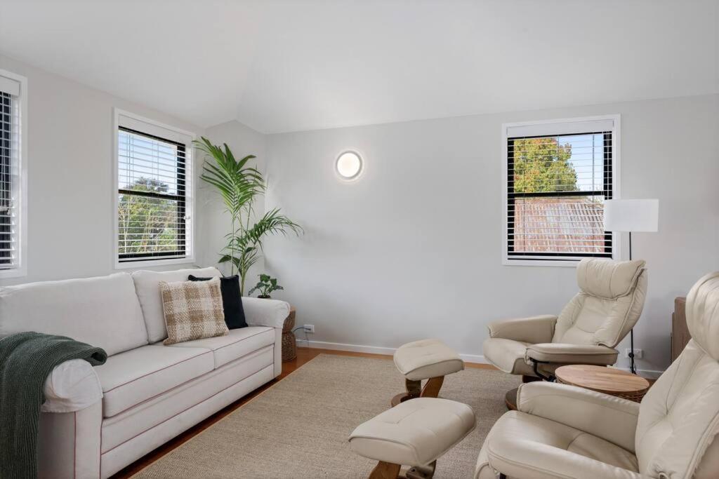 Spacious, 2bed 2bath, Newly Renovated Gem! *
