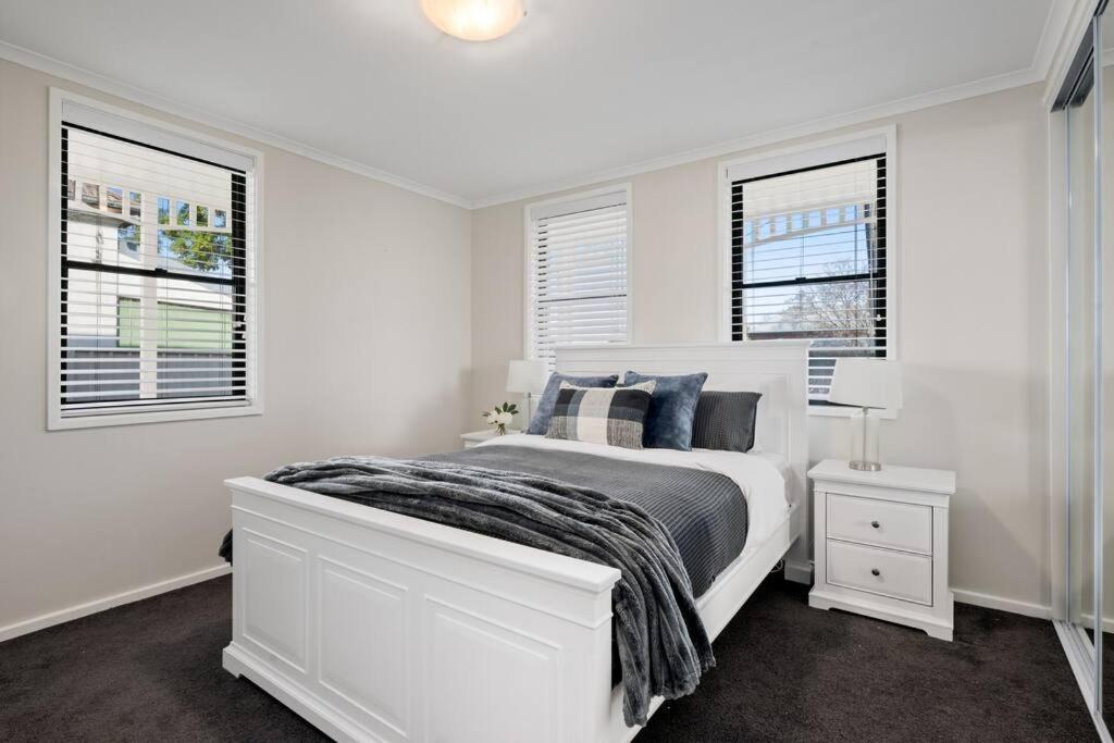 Apartment Spacious, 2bed 2bath, Newly Renovated Gem! *