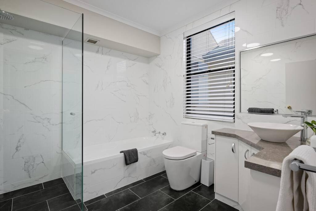 Spacious, 2bed 2bath, Newly Renovated Gem! *