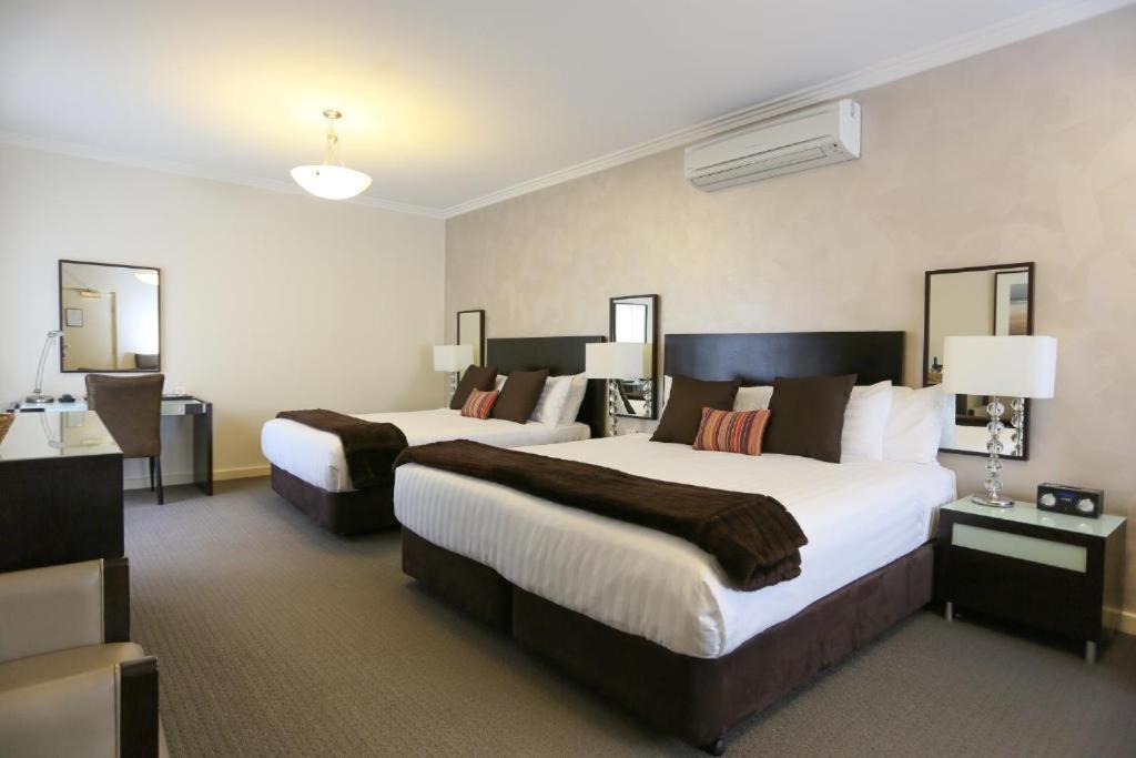 Western Hovell Tree 4* Albury
