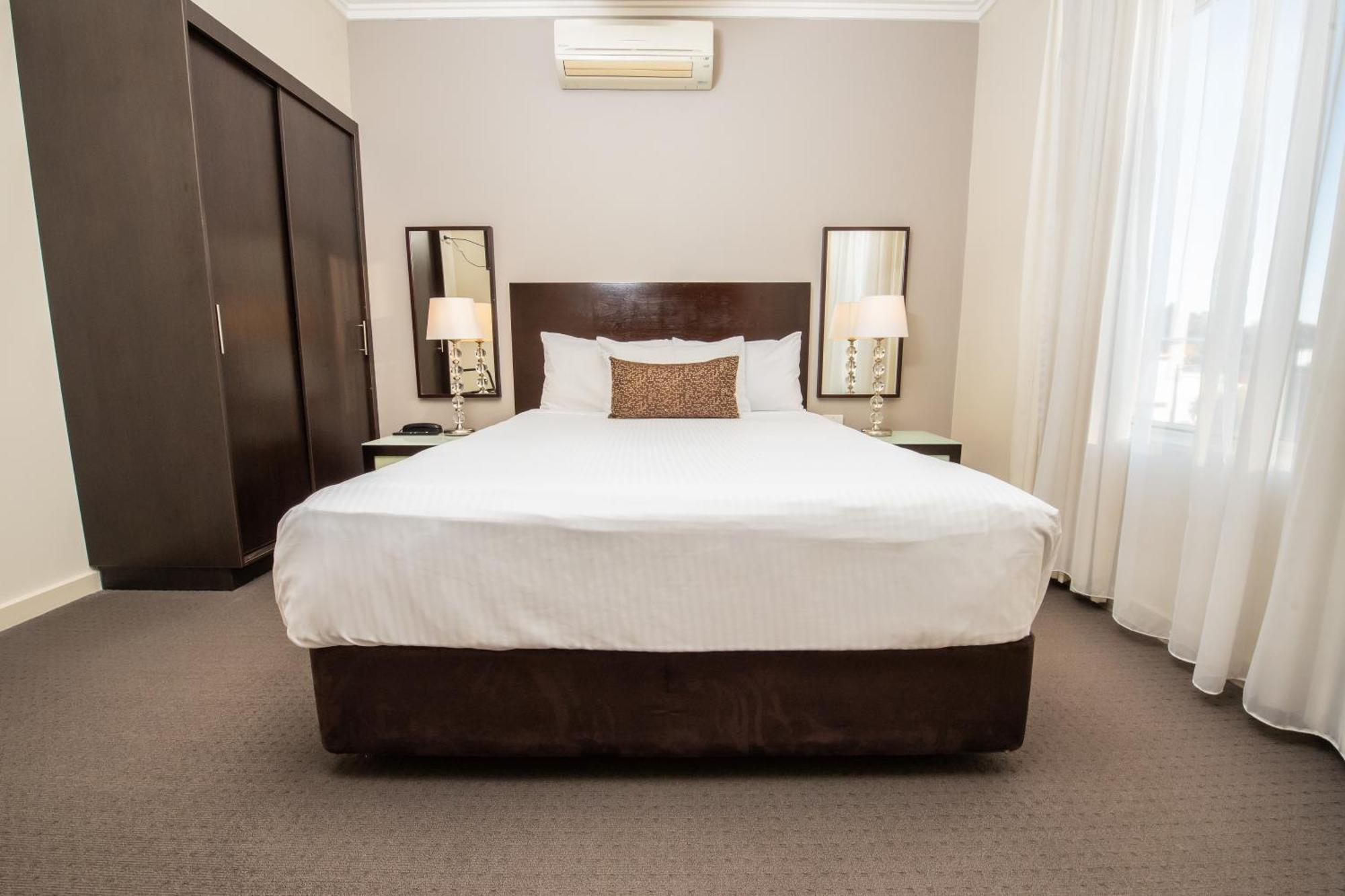 Western Hovell Tree Motel