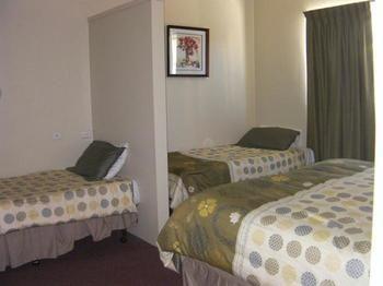 Commodore Motor Inn 3*