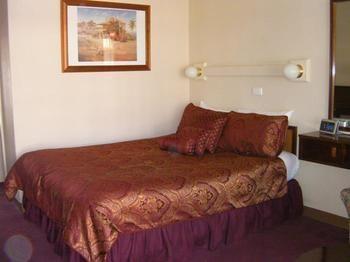 Commodore Motor Inn 3*
