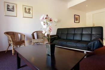 Commodore Motor Inn Hotel 3*