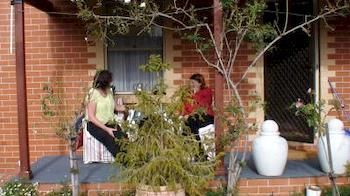 Albury Cottages *