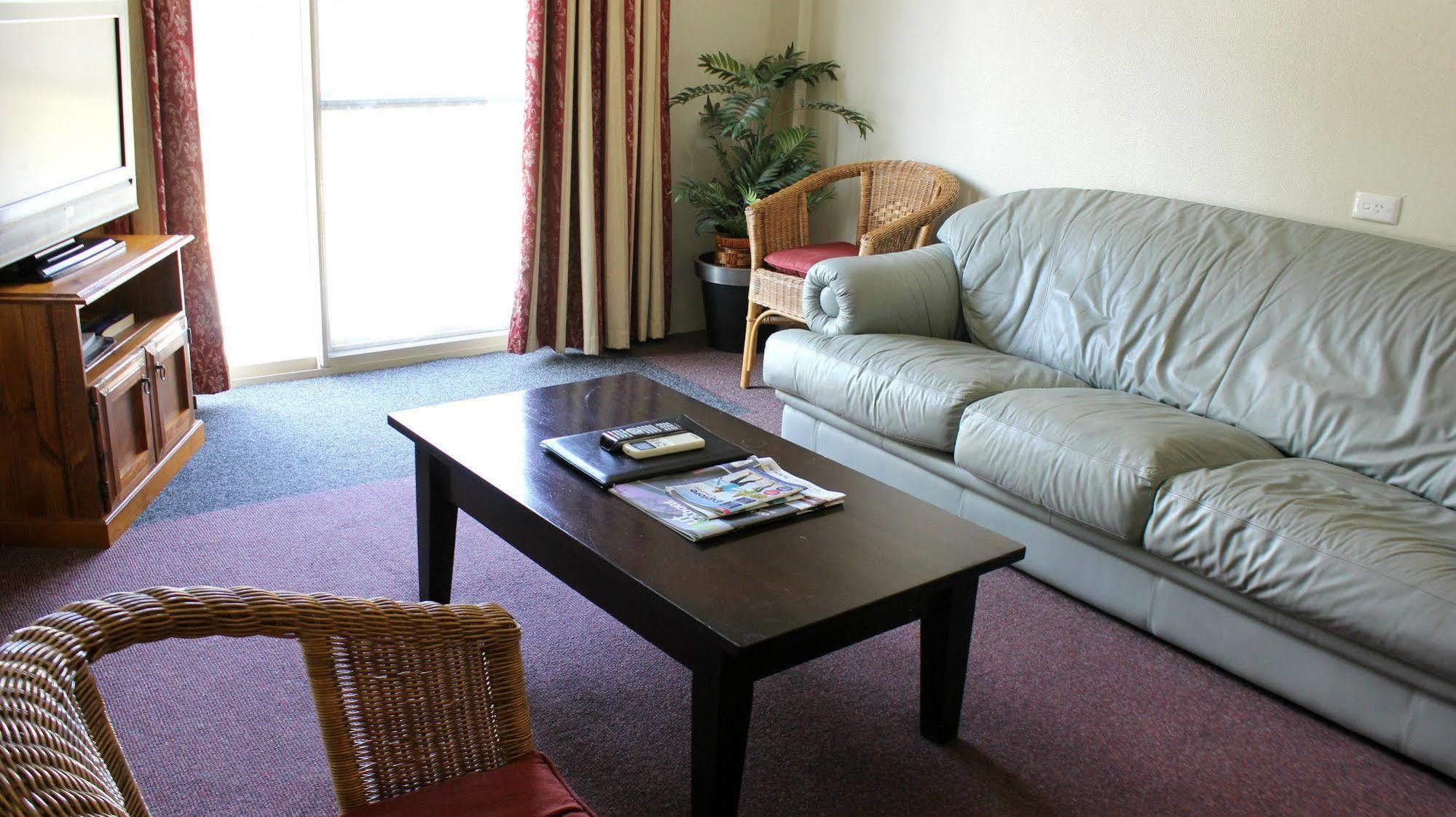 Commodore Motor Inn Hotel