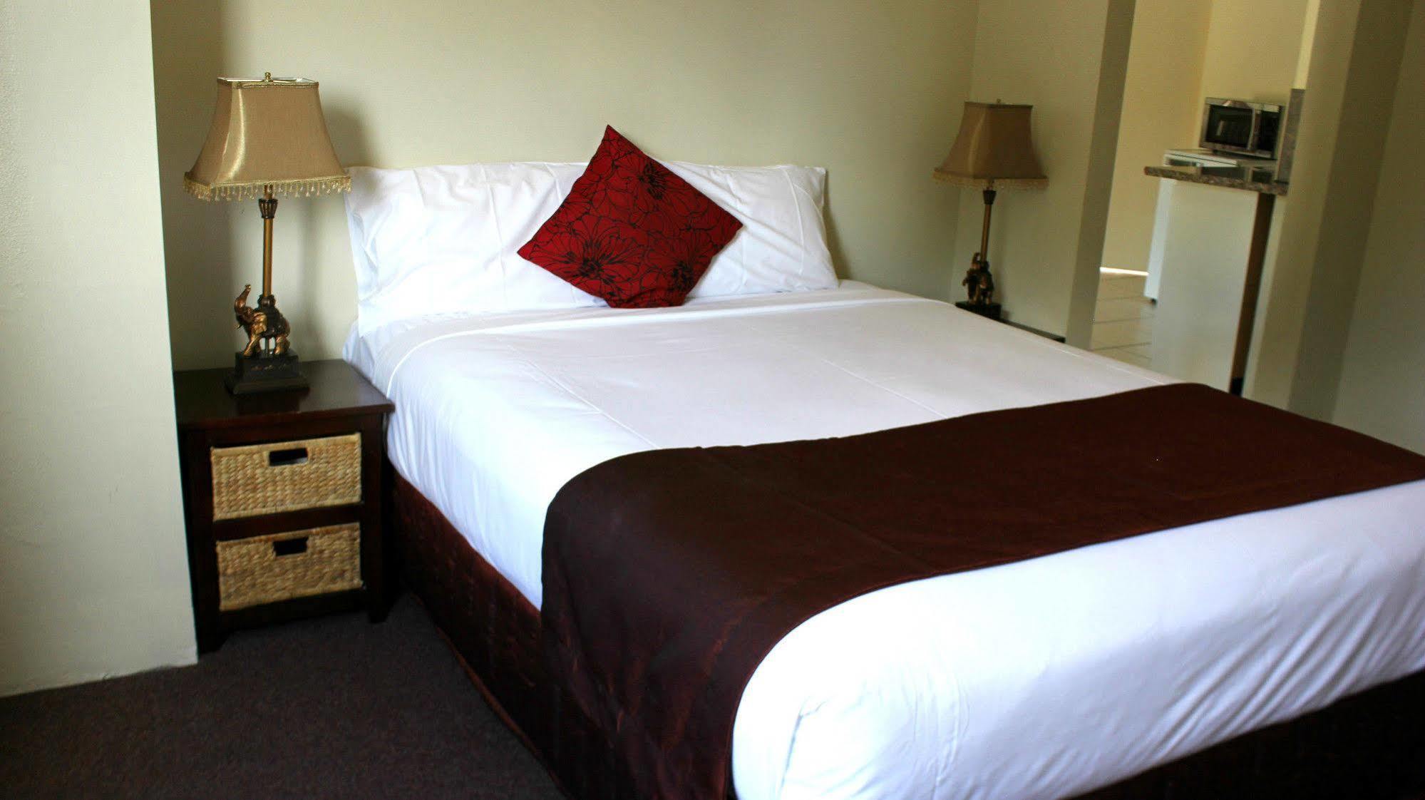 Commodore Motor Inn Hotel 3*