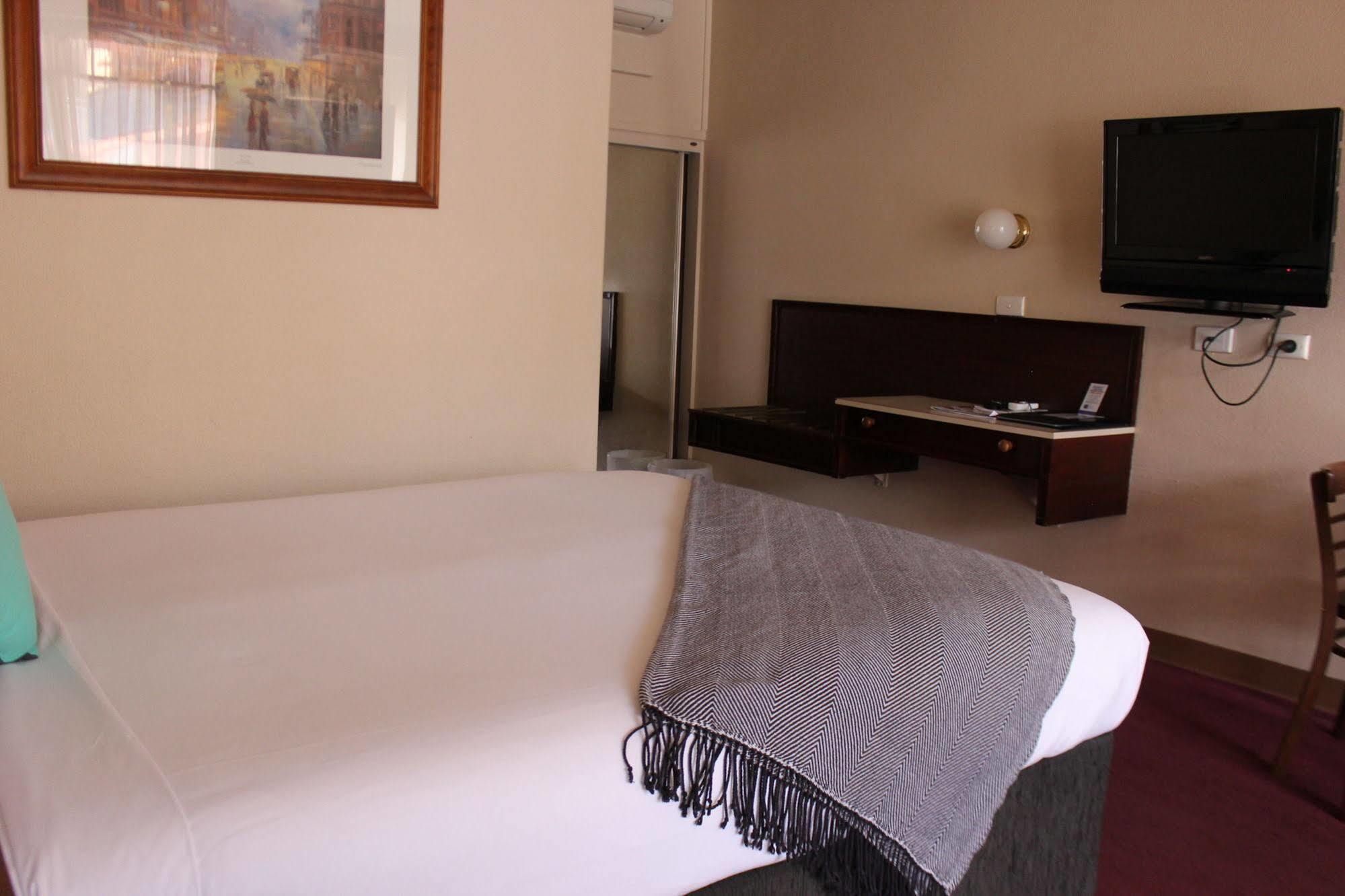 Hotel Commodore Motor Inn 3*