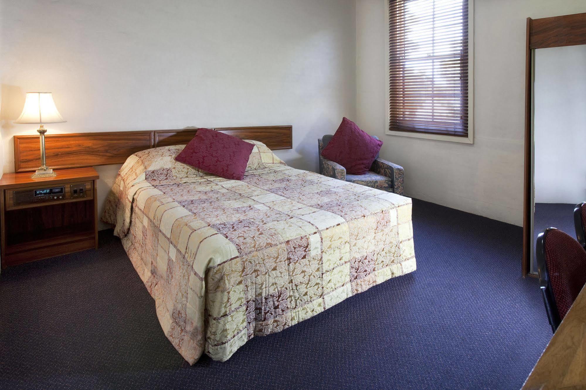 Seaton Arms Motor 3*