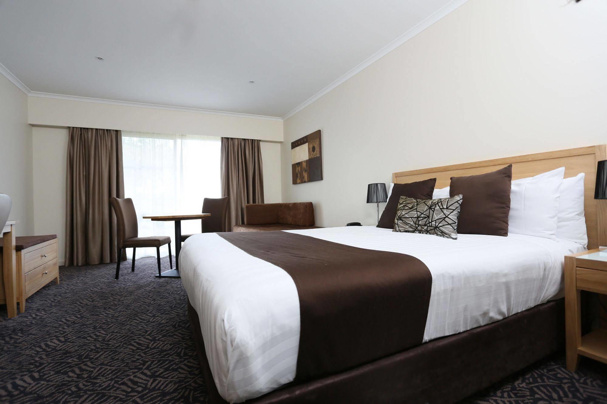 Western Hovell Tree 4* Albury