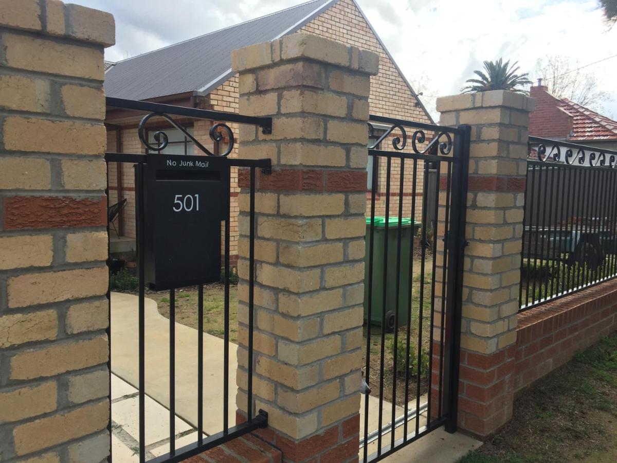 Modern, Private And Close To Town. * Albury