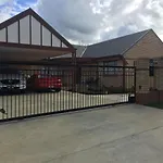 Modern, Private And Close To Town.