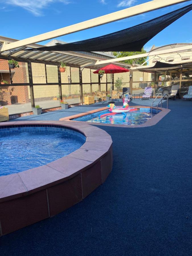 Elm Court Motel 3*