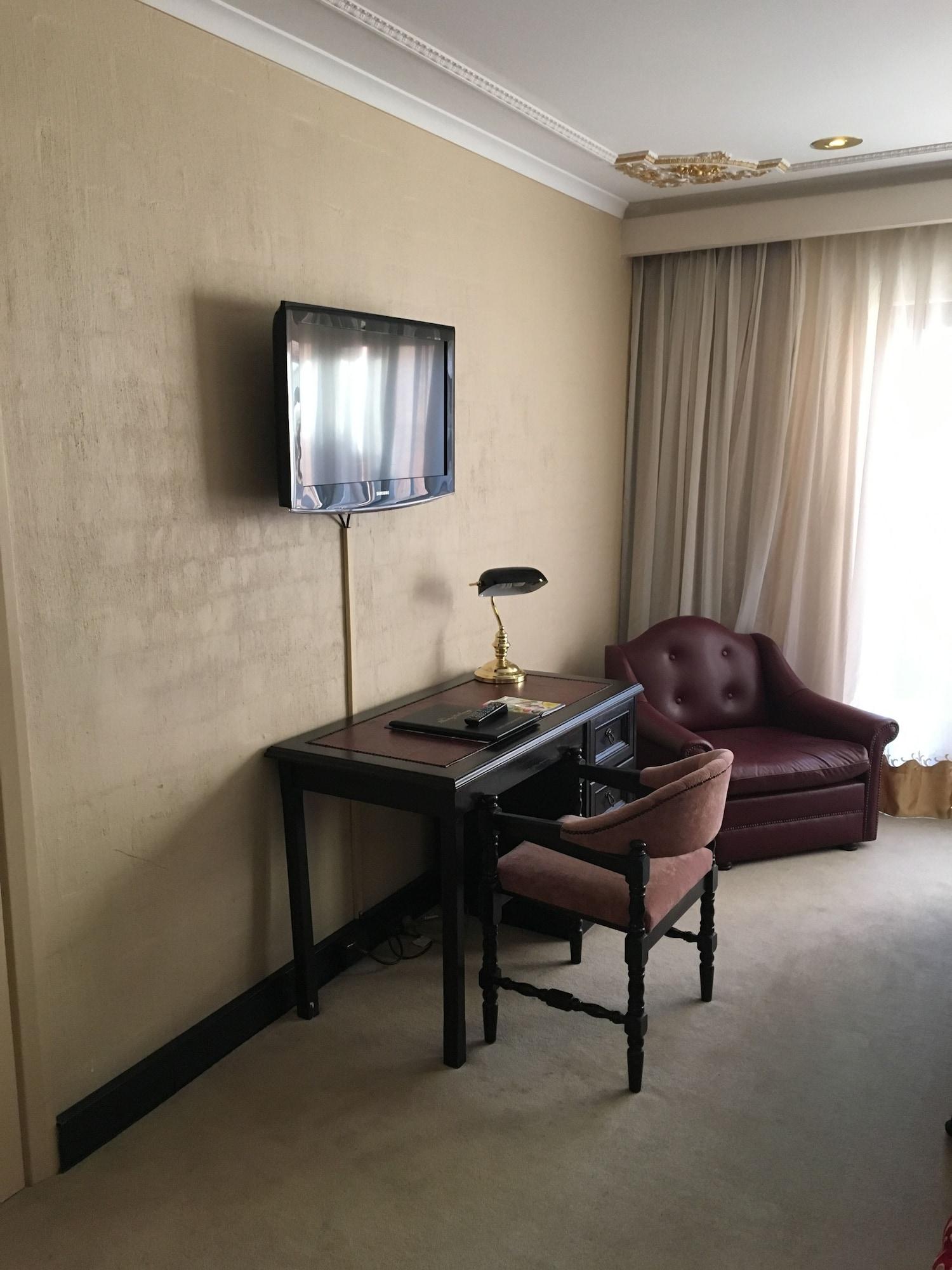Manor House 4* Albury