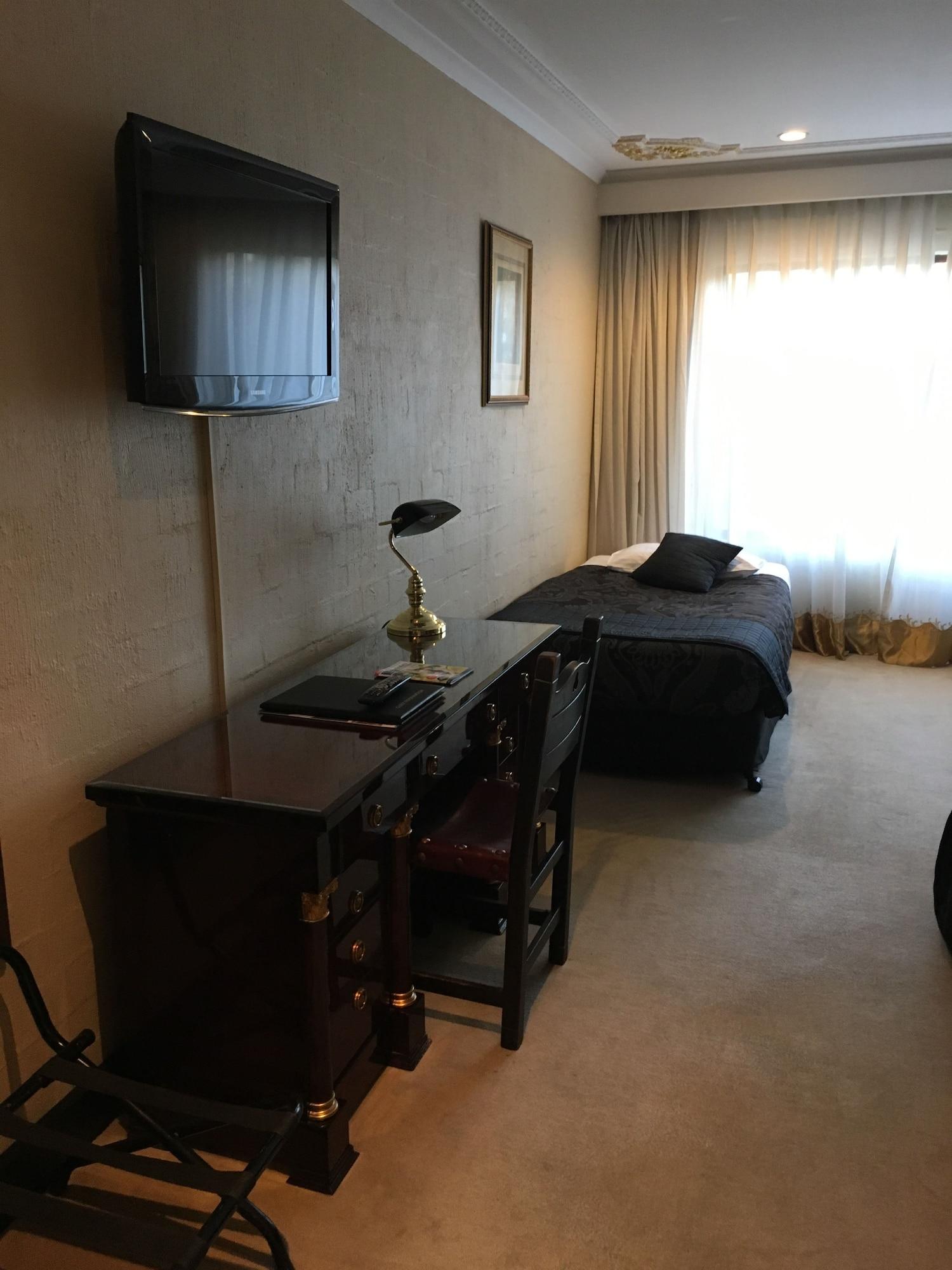 Manor House 4* Albury