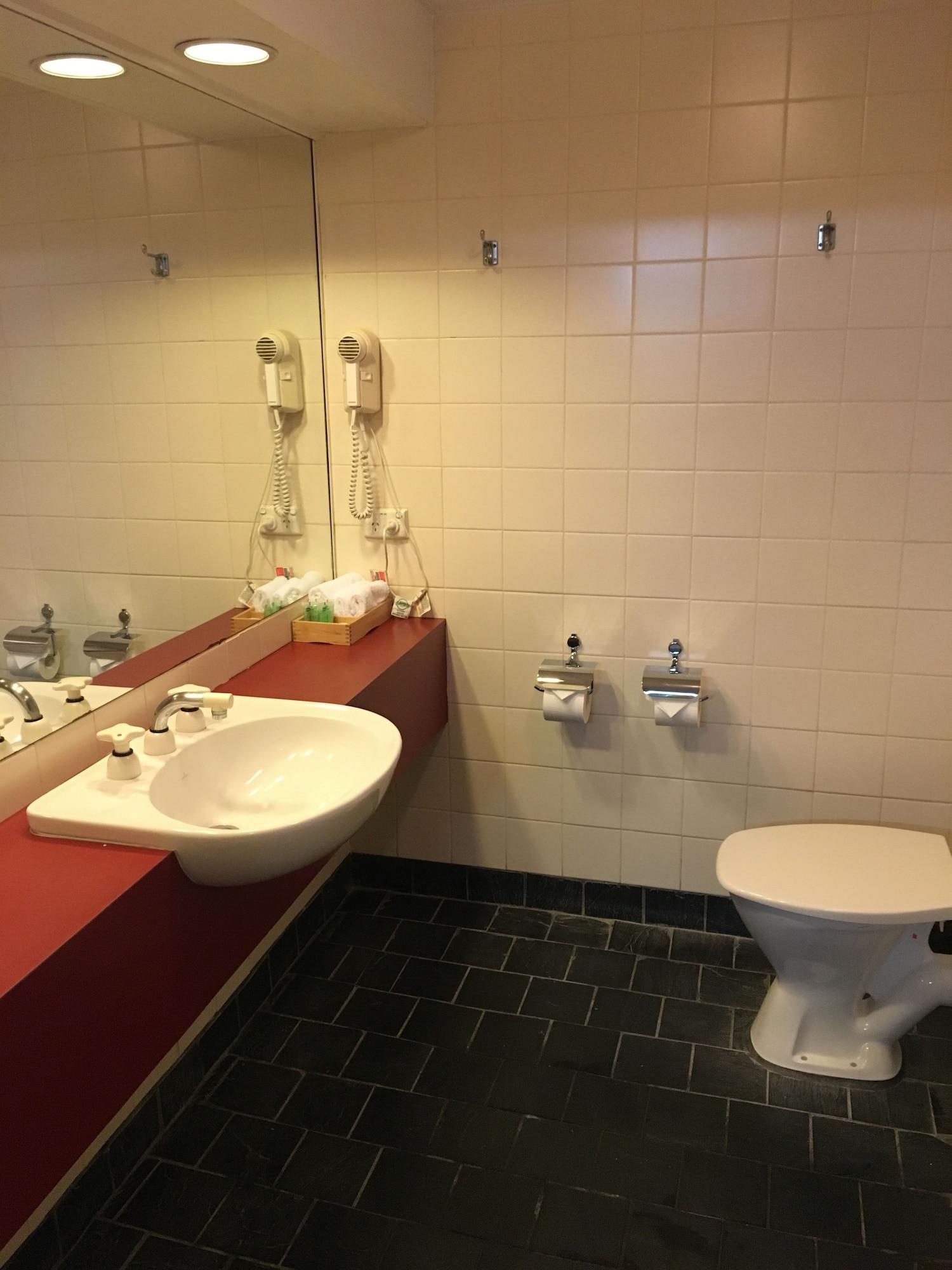 Manor House 4* Albury