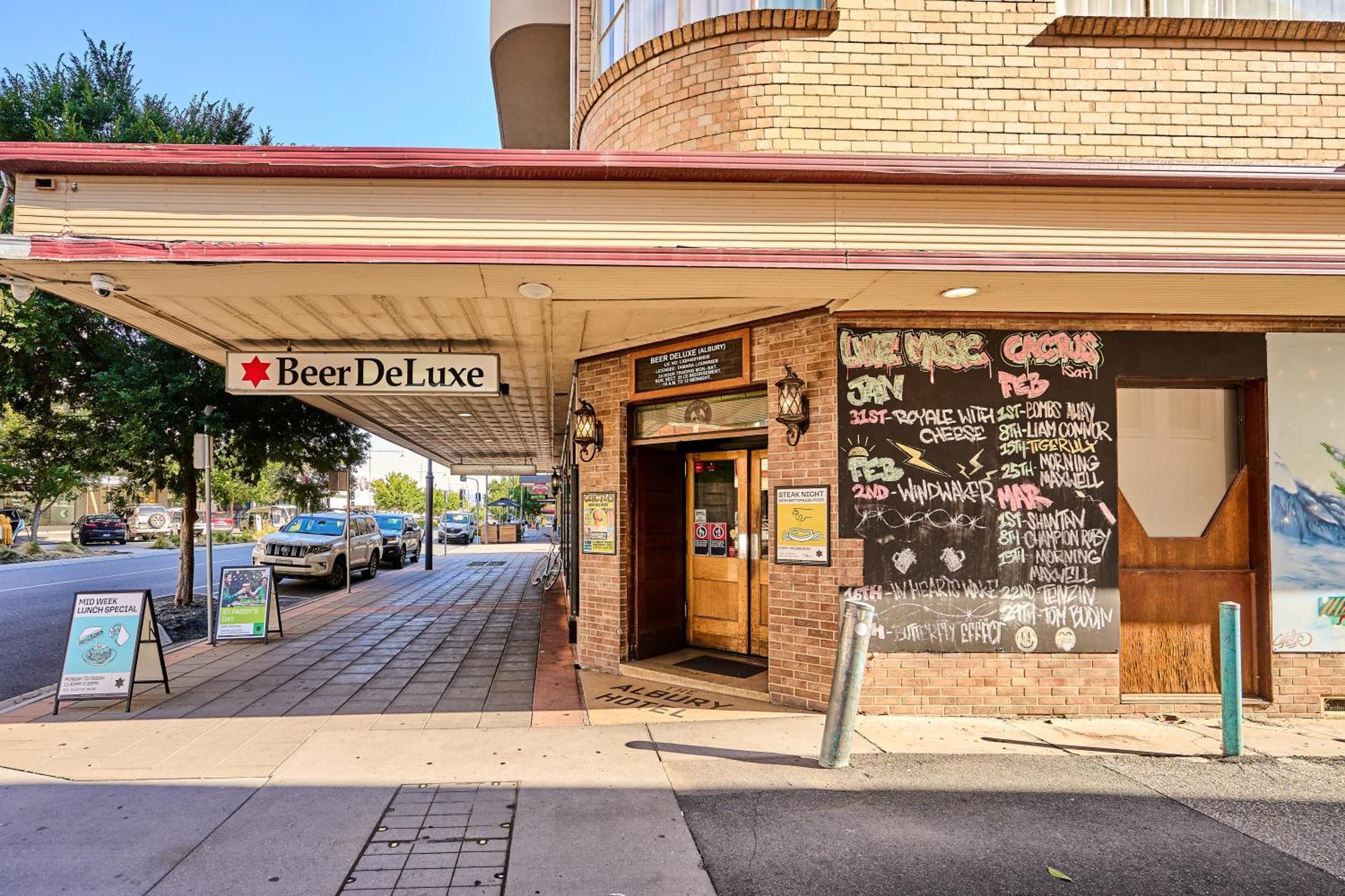 Beer Deluxe Hotel 2*