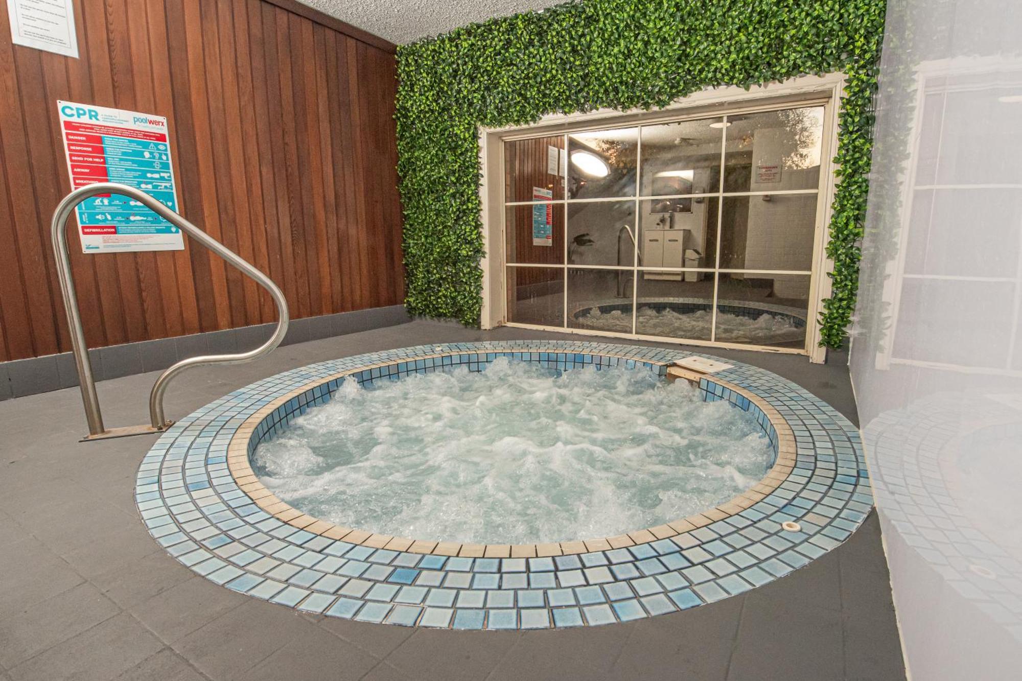 Western Hovell Tree 4* Albury
