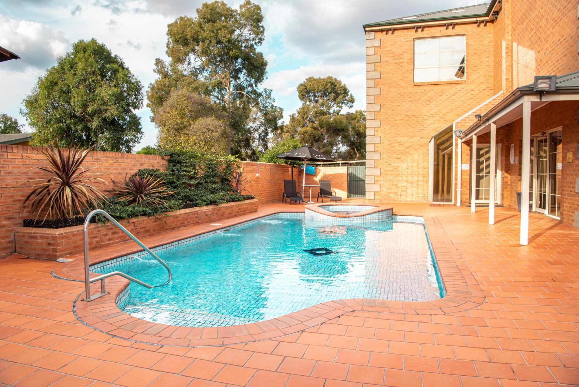 Western Hovell Tree Motel