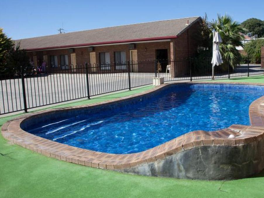 Fountain Court Motor Motel 4*