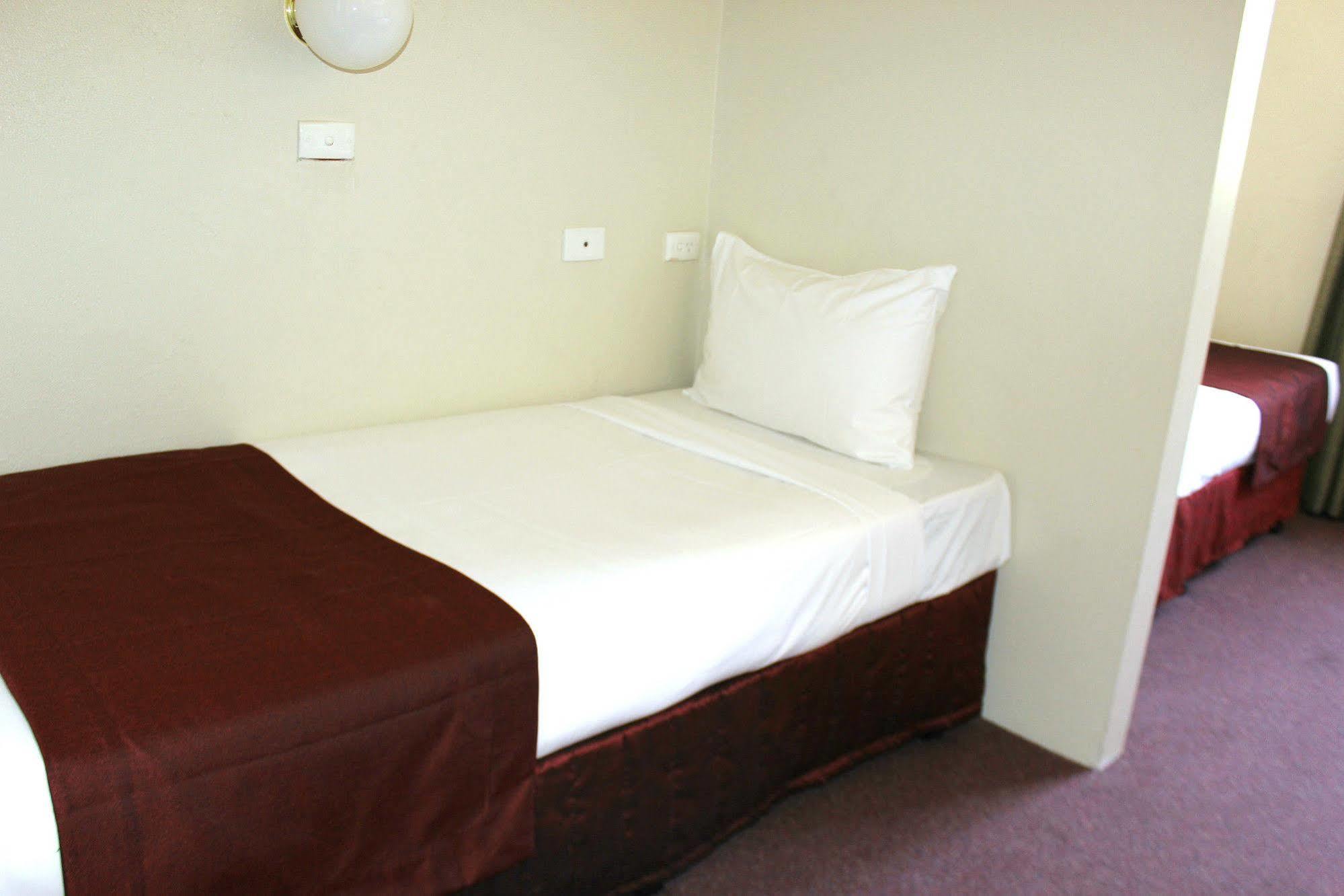 Commodore Motor Inn 3*