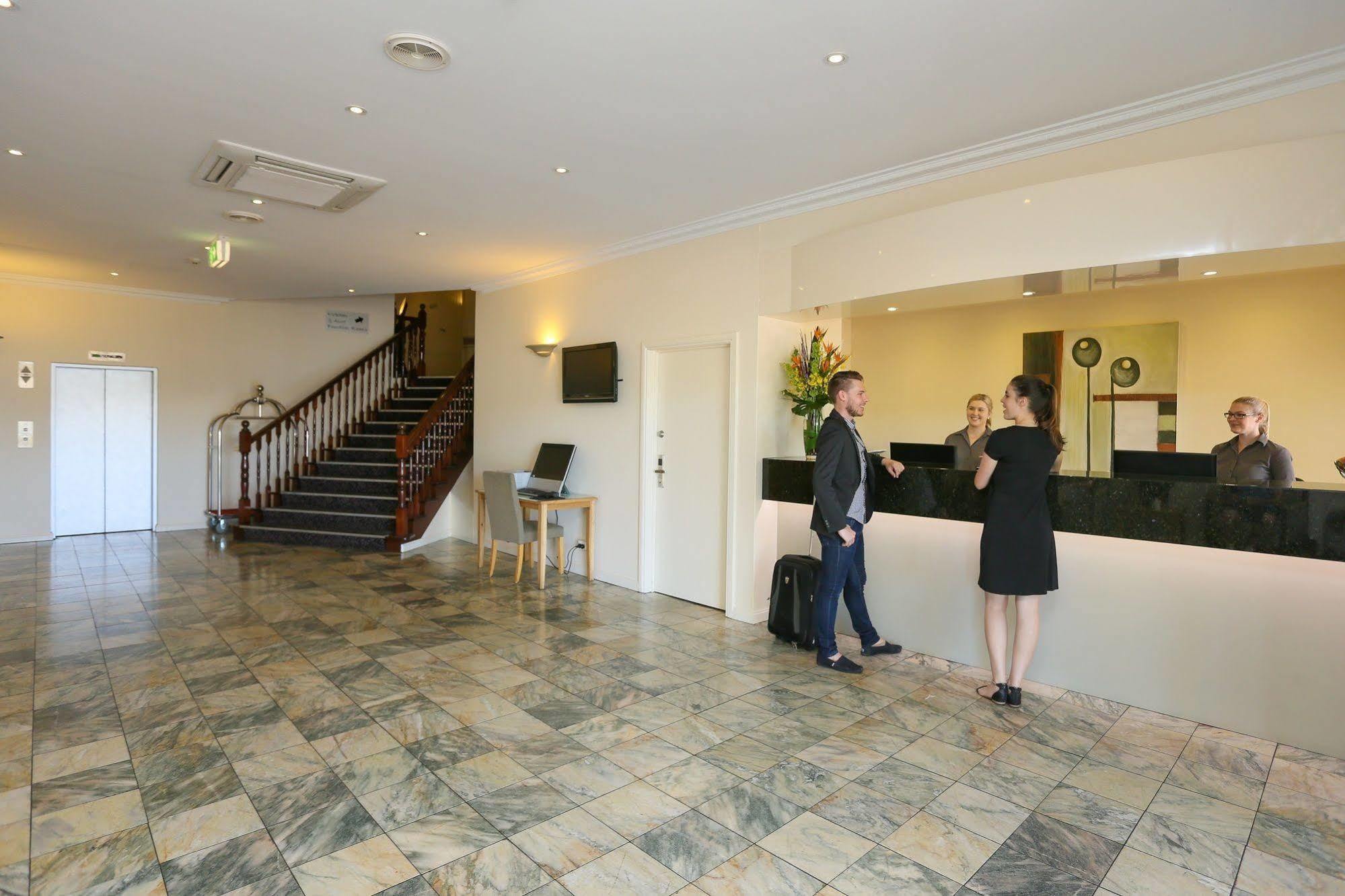 Western Hovell Tree 4*